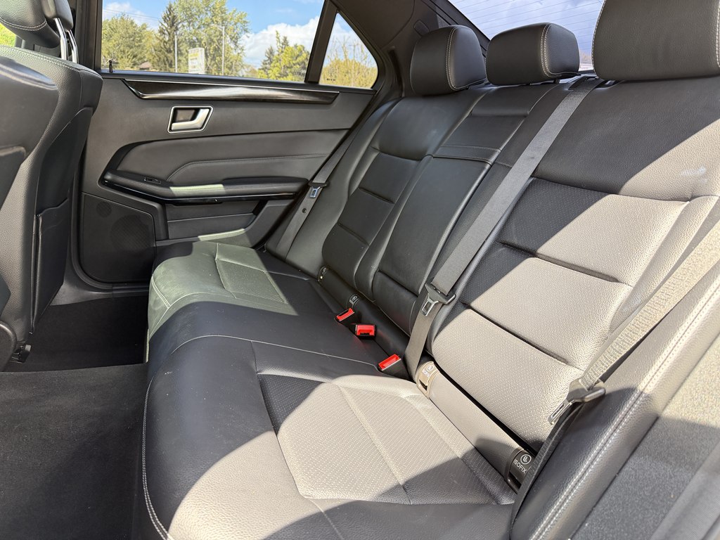 Photo 35 of this MERCEDES-BENZ E-CLASS