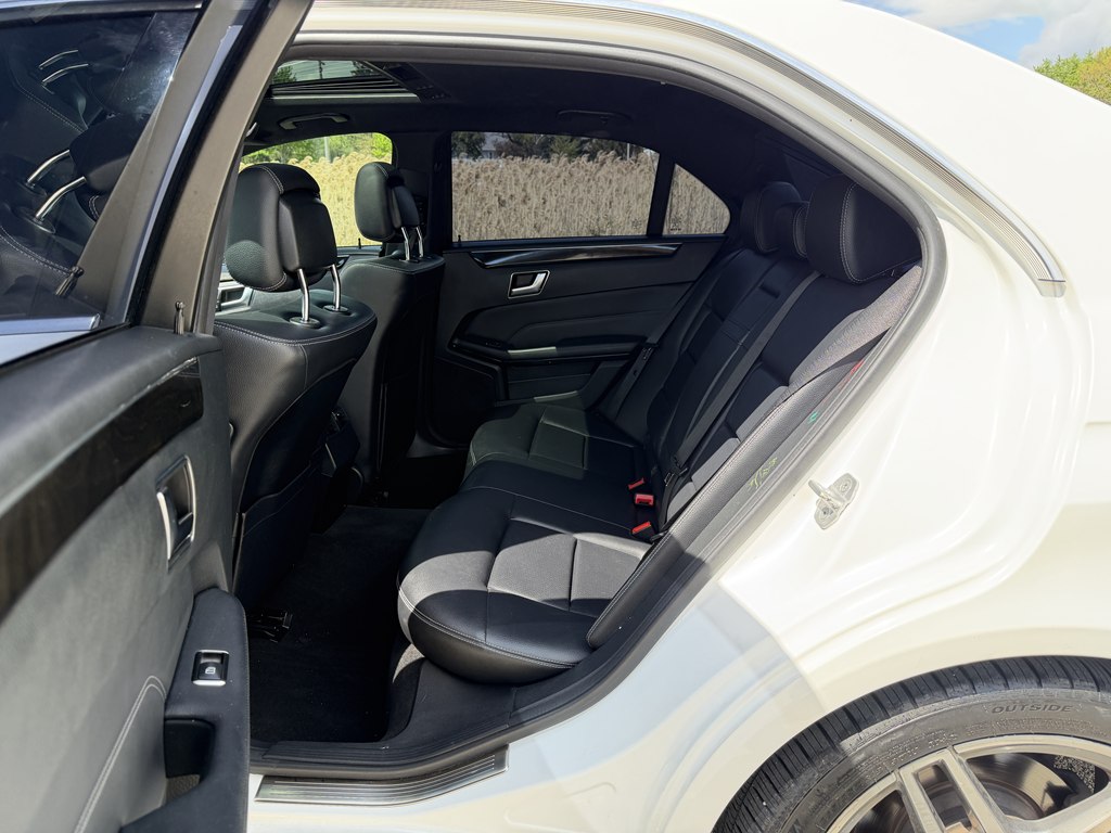 Photo 29 of this MERCEDES-BENZ E-CLASS