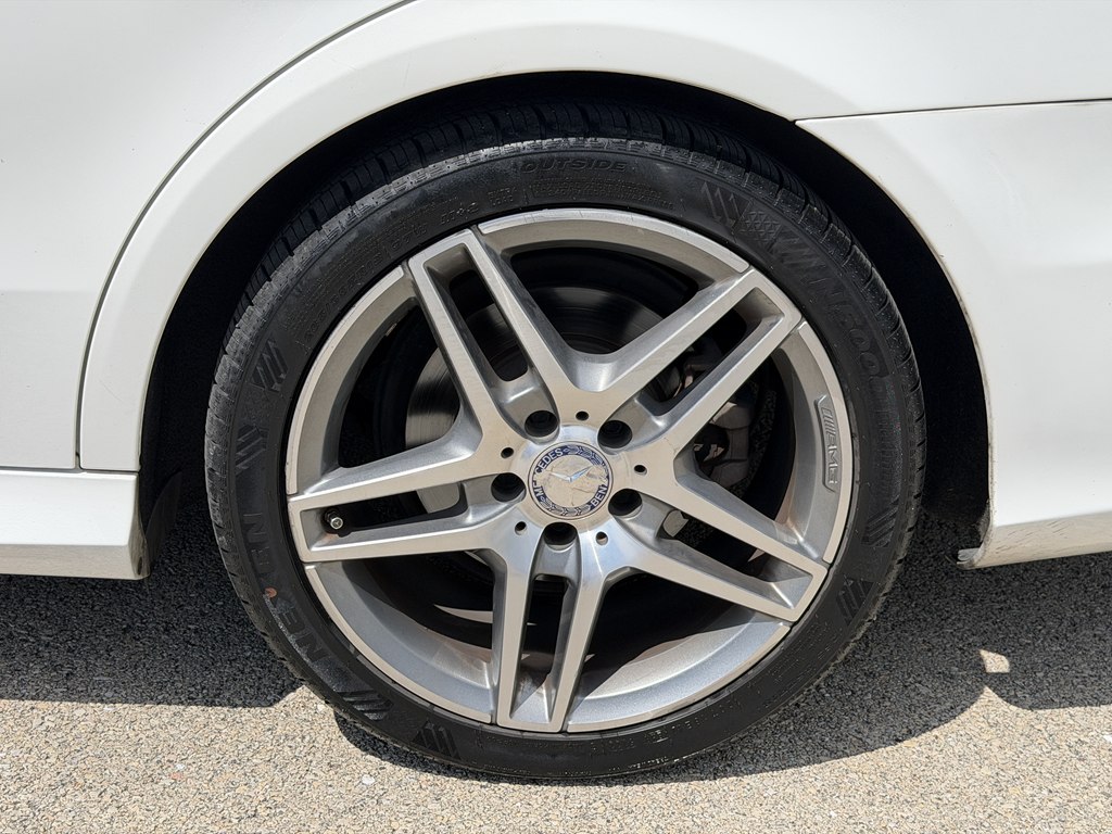 Photo 15 of this MERCEDES-BENZ E-CLASS