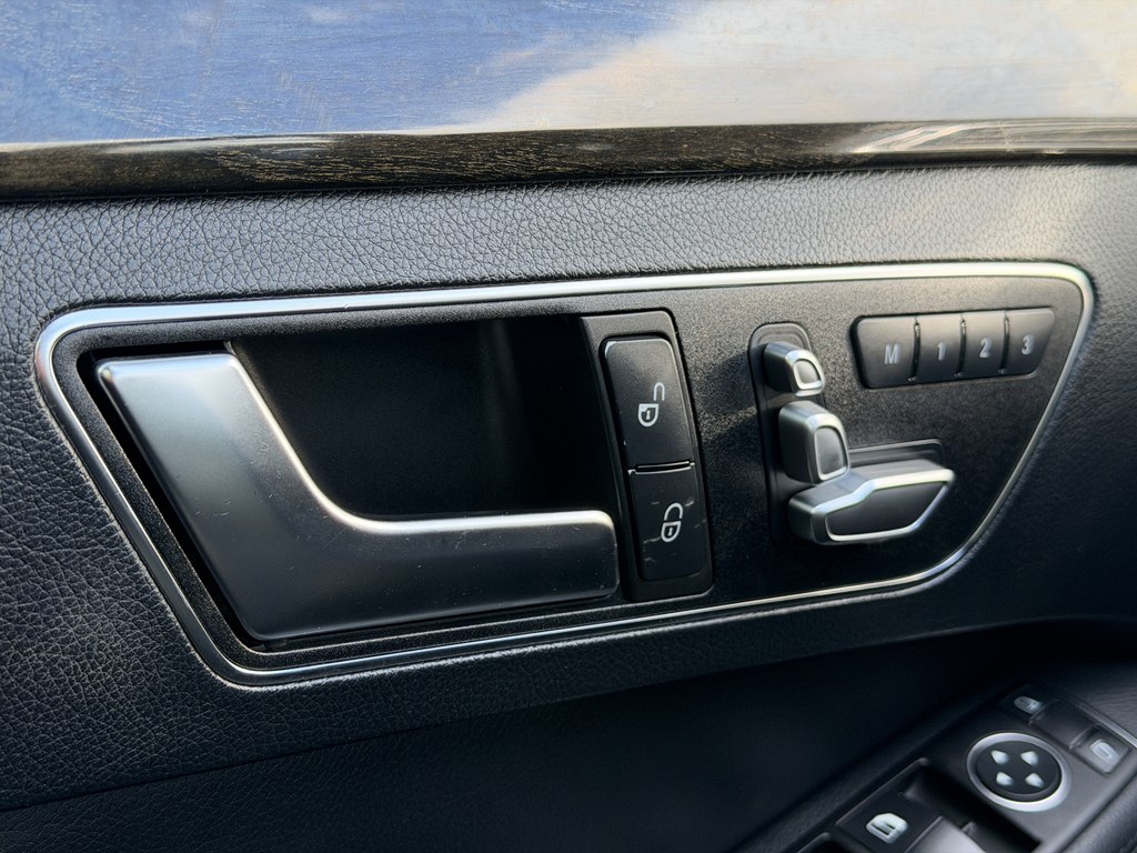 Photo 57 of this MERCEDES-BENZ E-CLASS