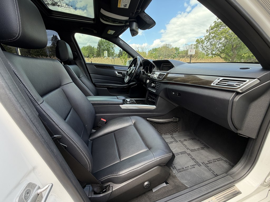 Photo 58 of this MERCEDES-BENZ E-CLASS