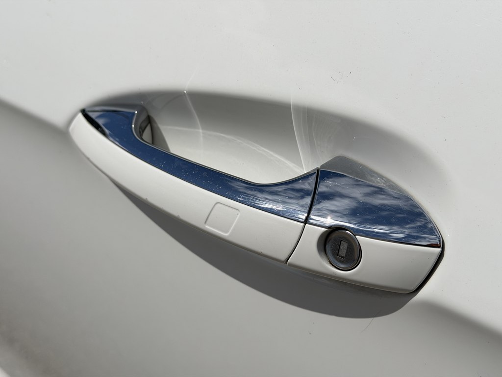 Photo 9 of this MERCEDES-BENZ E-CLASS