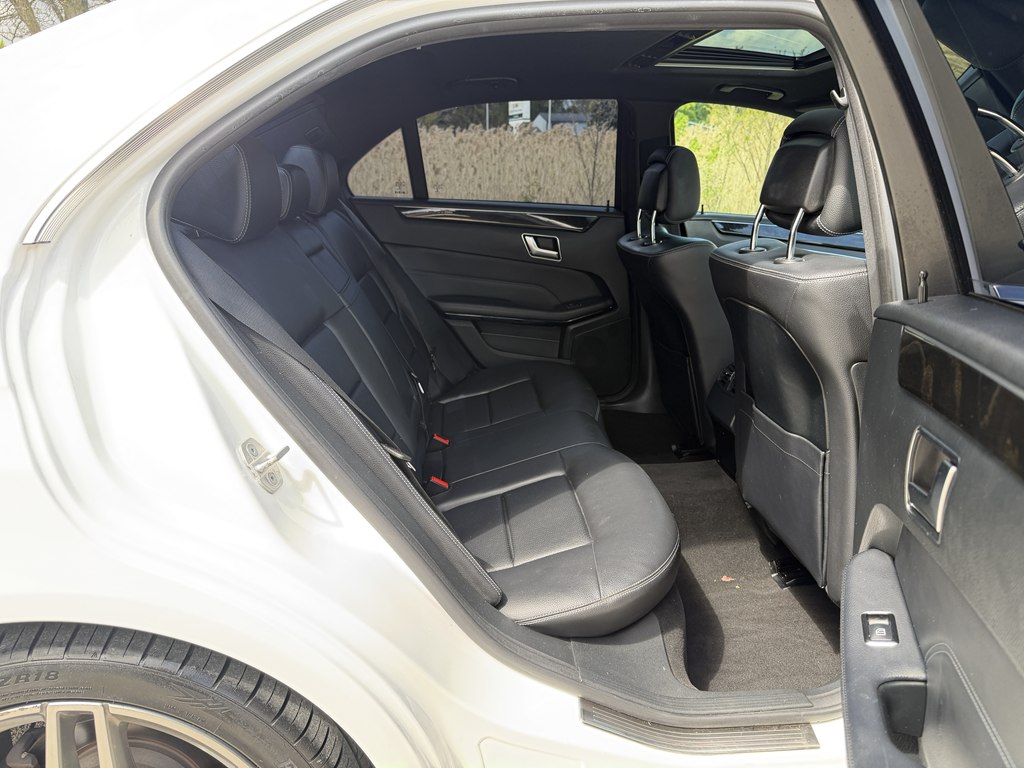Photo 27 of this MERCEDES-BENZ E-CLASS