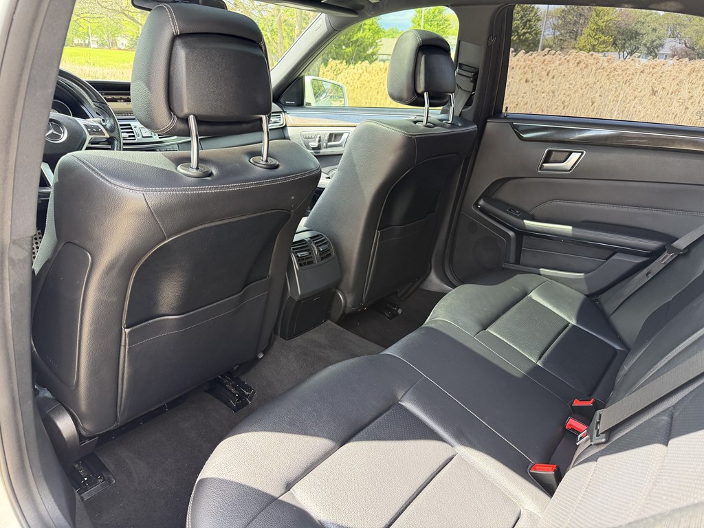 Photo 34 of this MERCEDES-BENZ E-CLASS