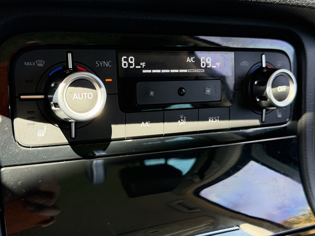 Photo 29 of this VOLKSWAGEN TOUAREG