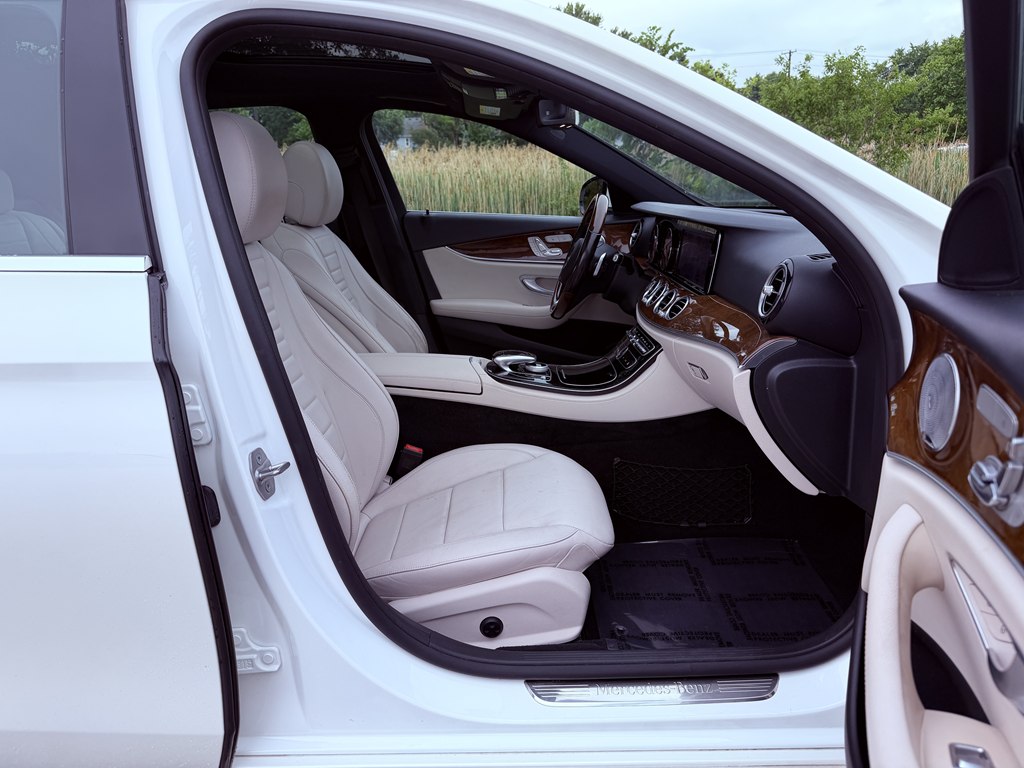 Photo 56 of this MERCEDES-BENZ E-CLASS