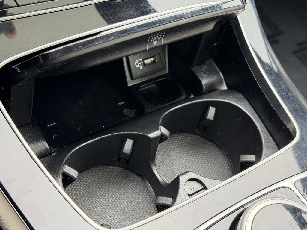 Photo 30 of this MERCEDES-BENZ E-CLASS