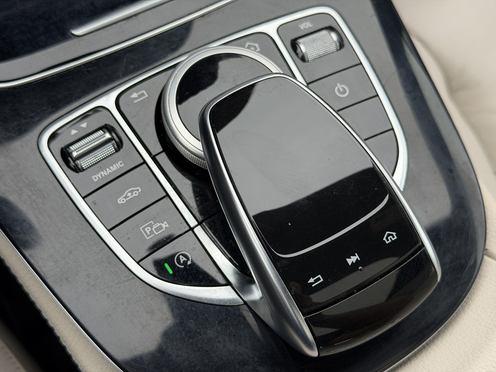 Photo 32 of this MERCEDES-BENZ E-CLASS