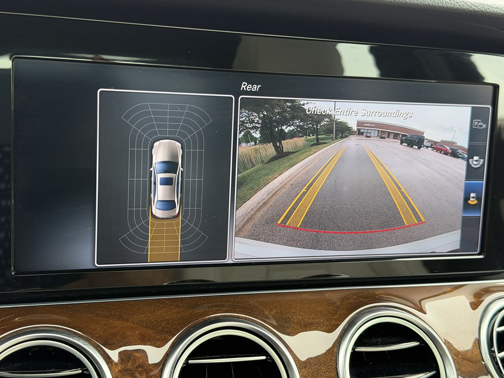Photo 34 of this MERCEDES-BENZ E-CLASS