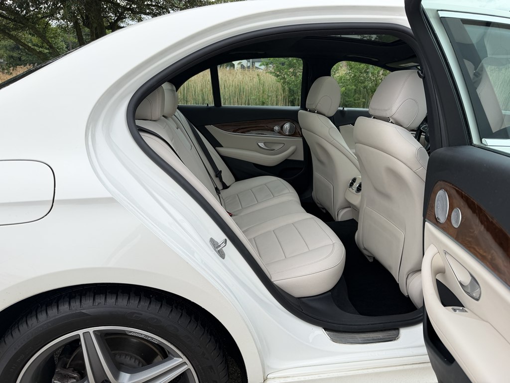 Photo 50 of this MERCEDES-BENZ E-CLASS