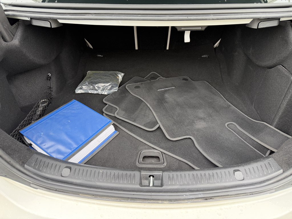 Photo 22 of this MERCEDES-BENZ E-CLASS