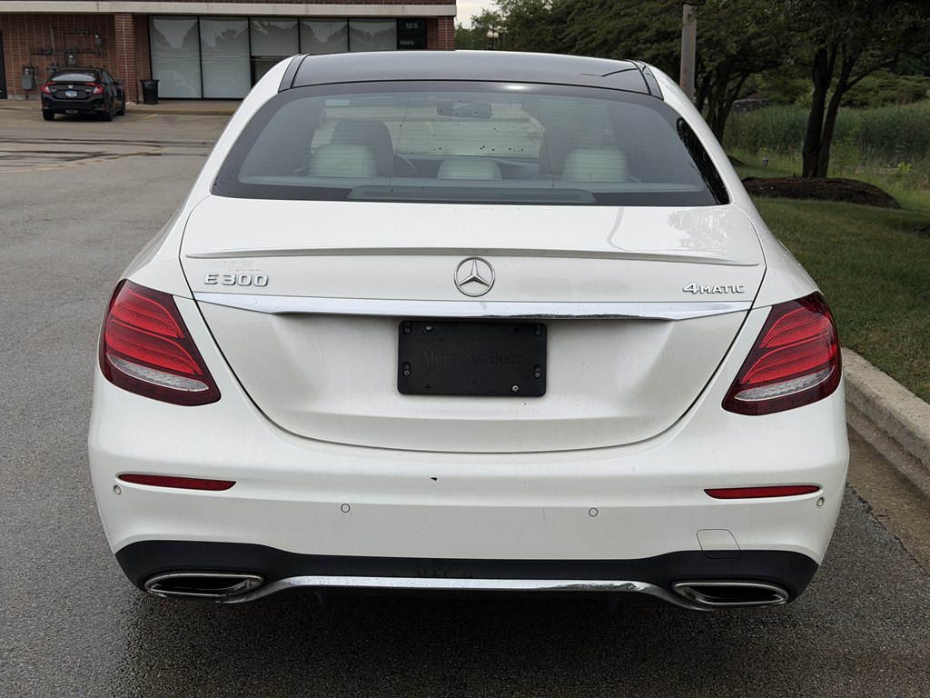 Photo 8 of this MERCEDES-BENZ E-CLASS