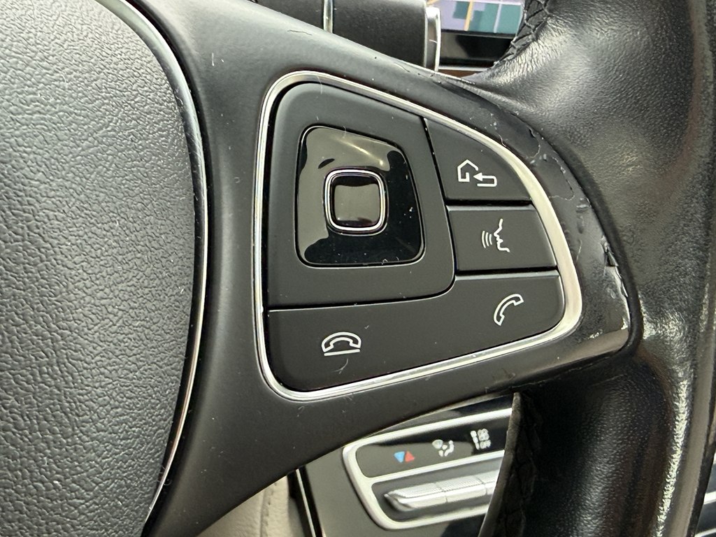 Photo 41 of this MERCEDES-BENZ E-CLASS