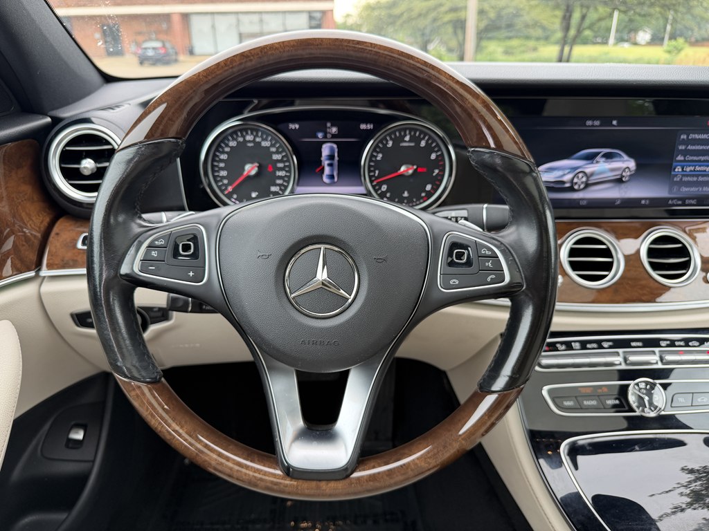Photo 24 of this MERCEDES-BENZ E-CLASS