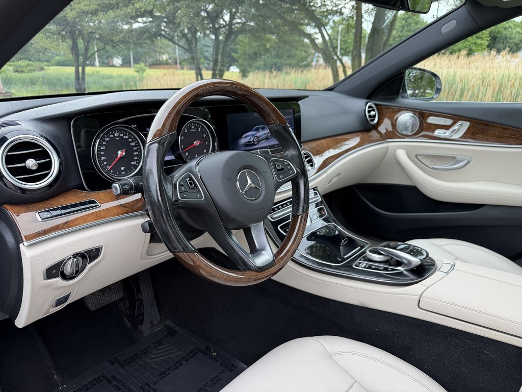 Photo 26 of this MERCEDES-BENZ E-CLASS