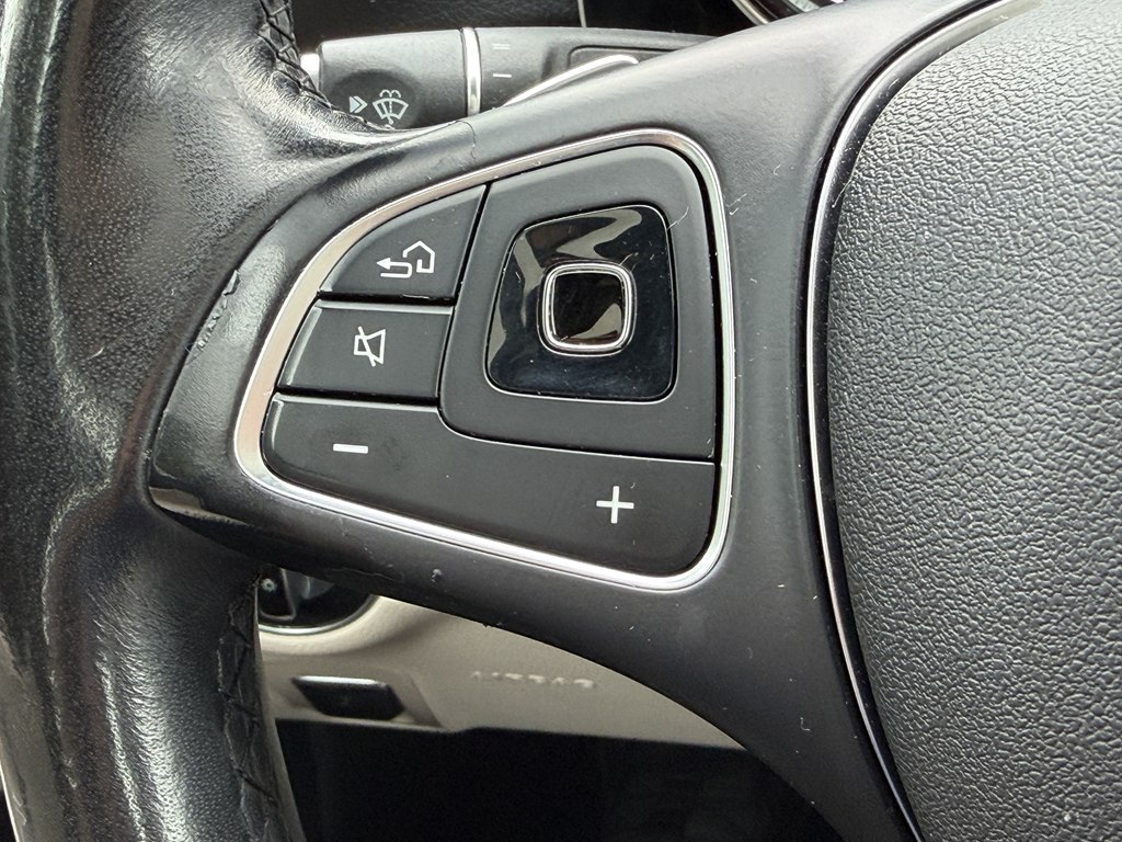 Photo 40 of this MERCEDES-BENZ E-CLASS