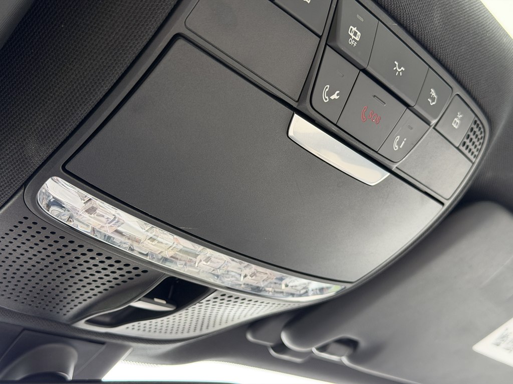 Photo 49 of this MERCEDES-BENZ E-CLASS