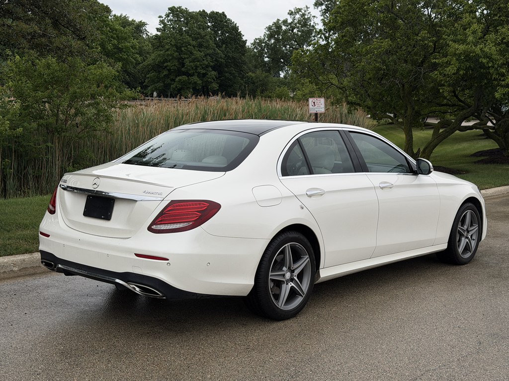 Photo 2 of this MERCEDES-BENZ E-CLASS