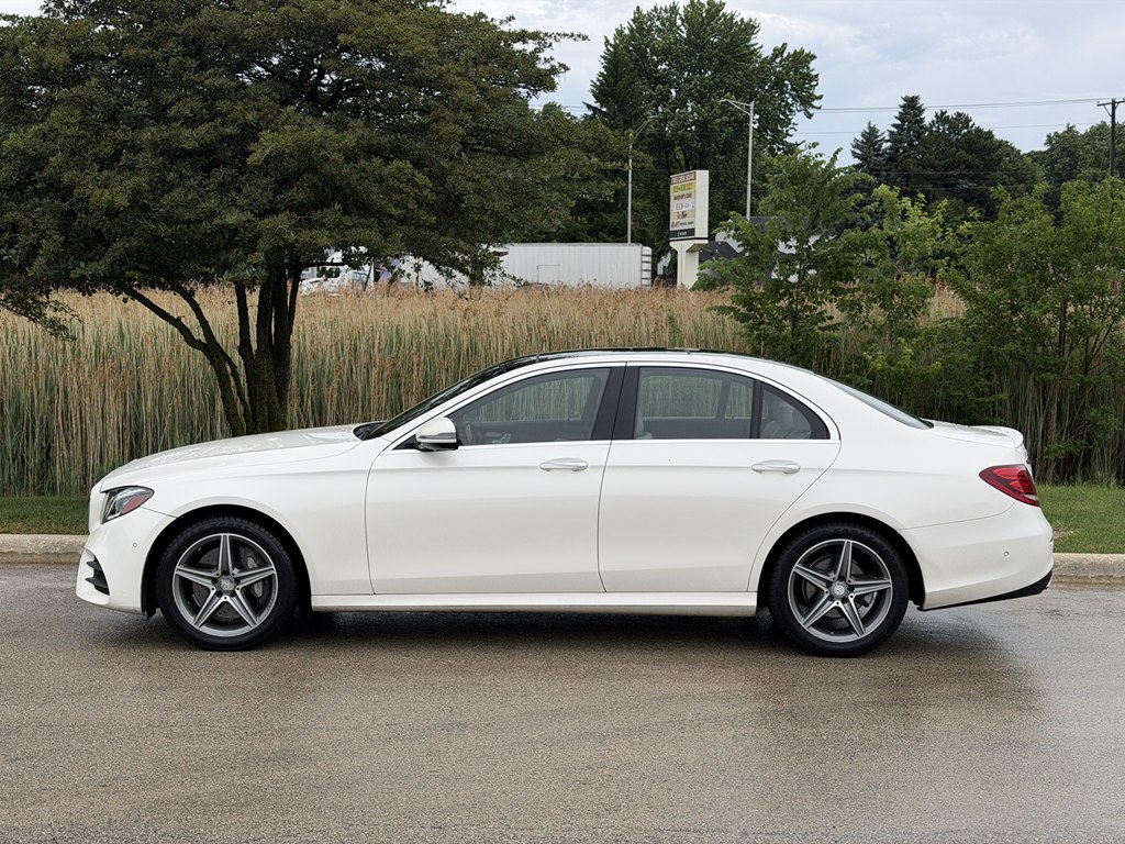 Photo 6 of this MERCEDES-BENZ E-CLASS