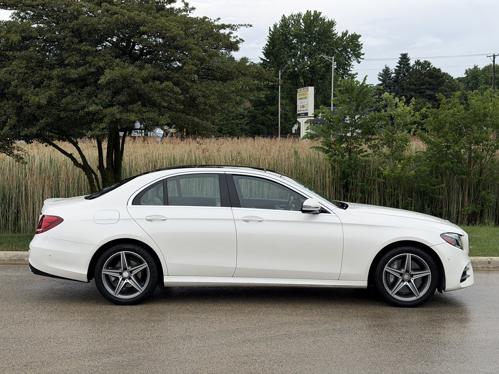 Photo 5 of this MERCEDES-BENZ E-CLASS