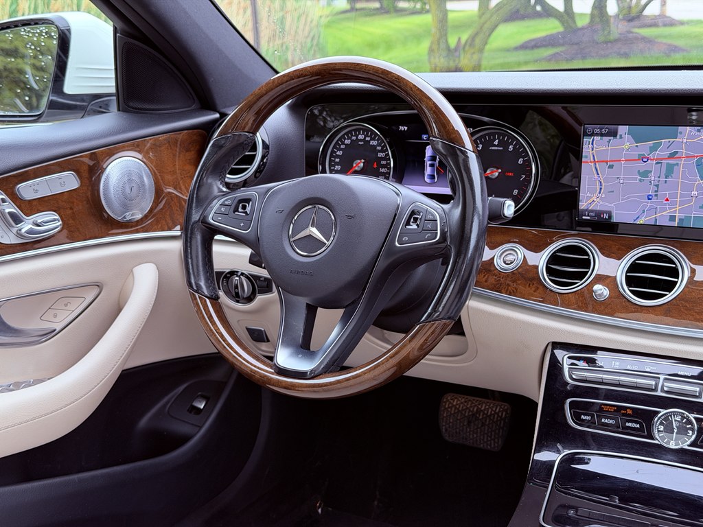 Photo 54 of this MERCEDES-BENZ E-CLASS