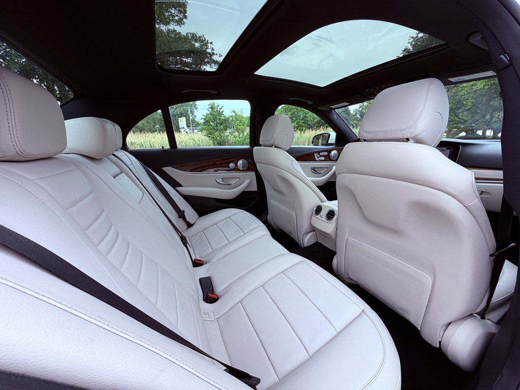 Photo 52 of this MERCEDES-BENZ E-CLASS