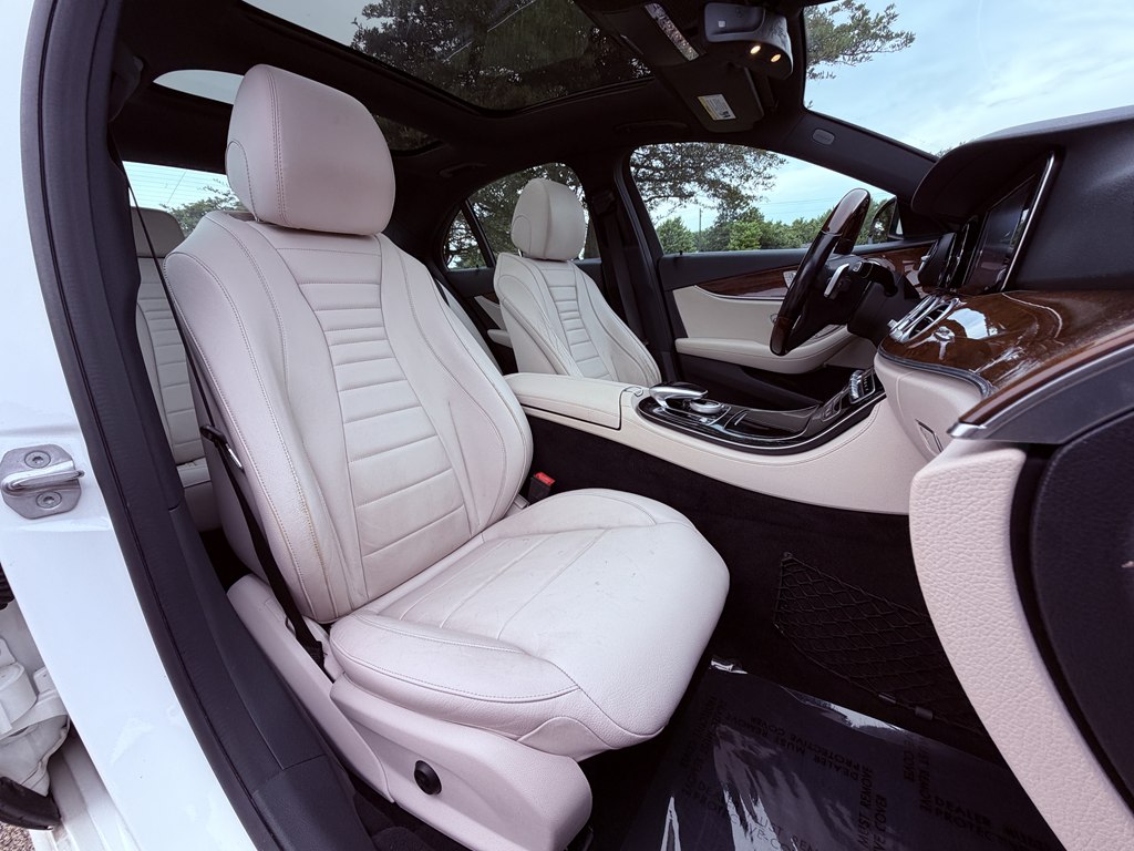 Photo 37 of this MERCEDES-BENZ E-CLASS