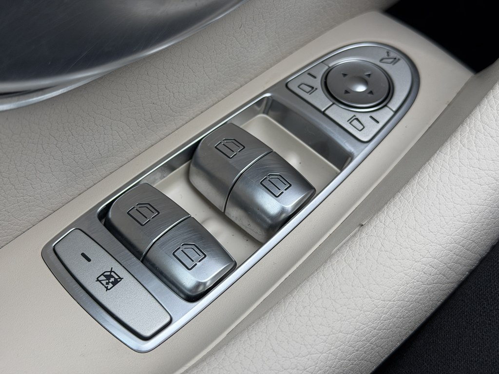Photo 45 of this MERCEDES-BENZ E-CLASS