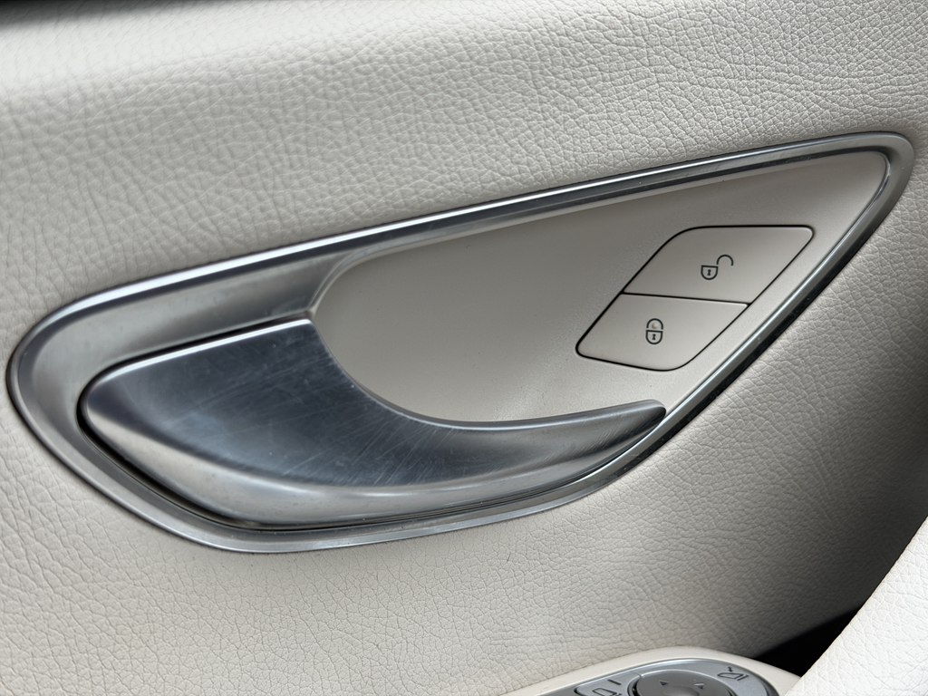 Photo 48 of this MERCEDES-BENZ E-CLASS