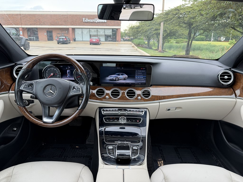 Photo 23 of this MERCEDES-BENZ E-CLASS