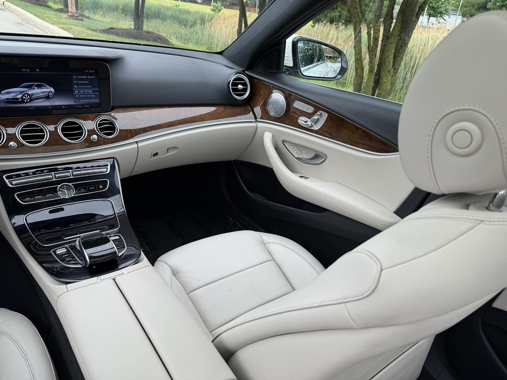 Photo 28 of this MERCEDES-BENZ E-CLASS