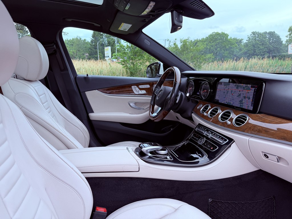 Photo 55 of this MERCEDES-BENZ E-CLASS