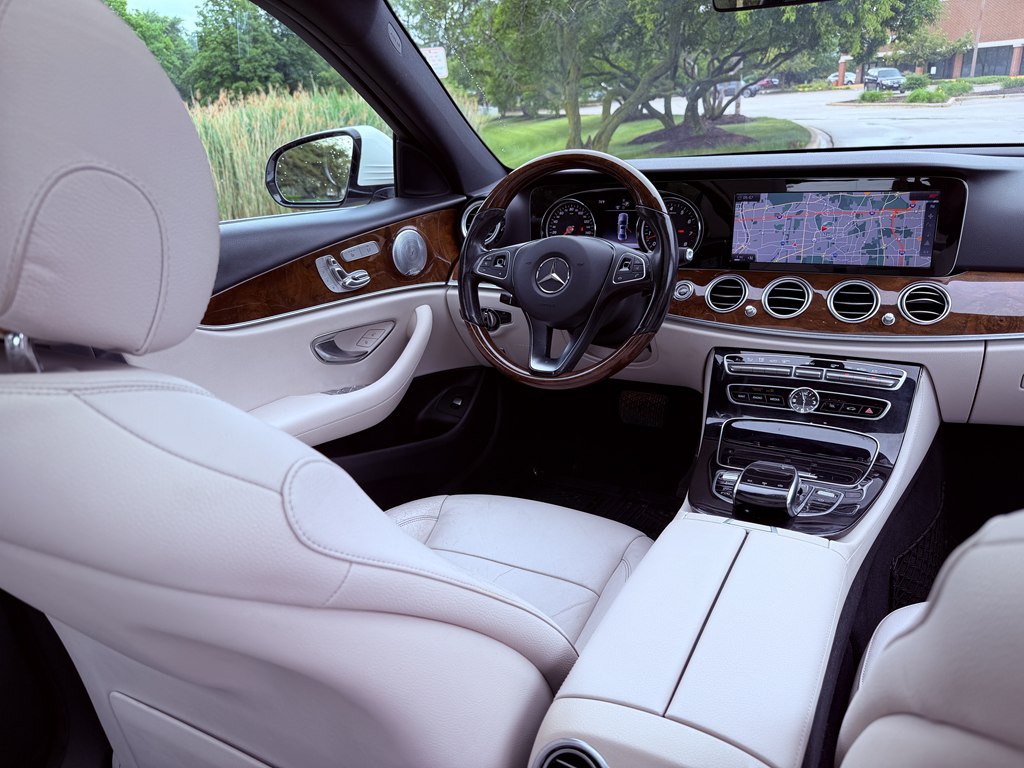 Photo 53 of this MERCEDES-BENZ E-CLASS
