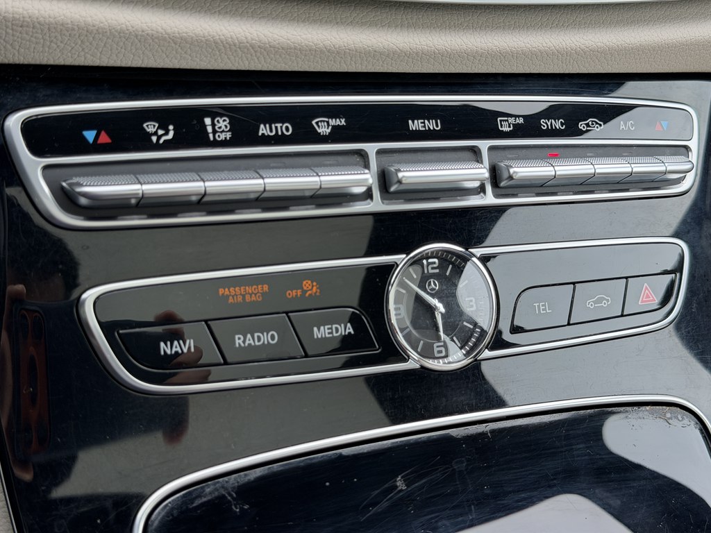 Photo 31 of this MERCEDES-BENZ E-CLASS