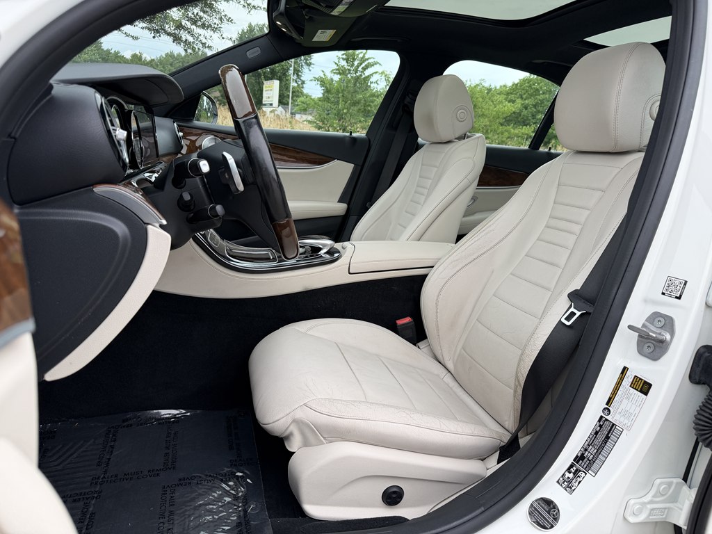 Photo 27 of this MERCEDES-BENZ E-CLASS