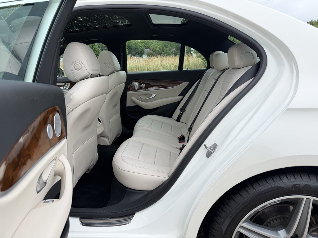 Photo 38 of this MERCEDES-BENZ E-CLASS