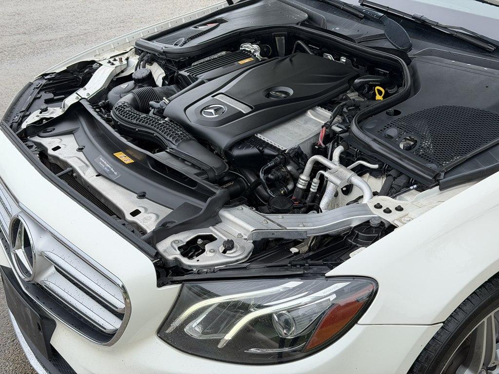 Photo 21 of this MERCEDES-BENZ E-CLASS