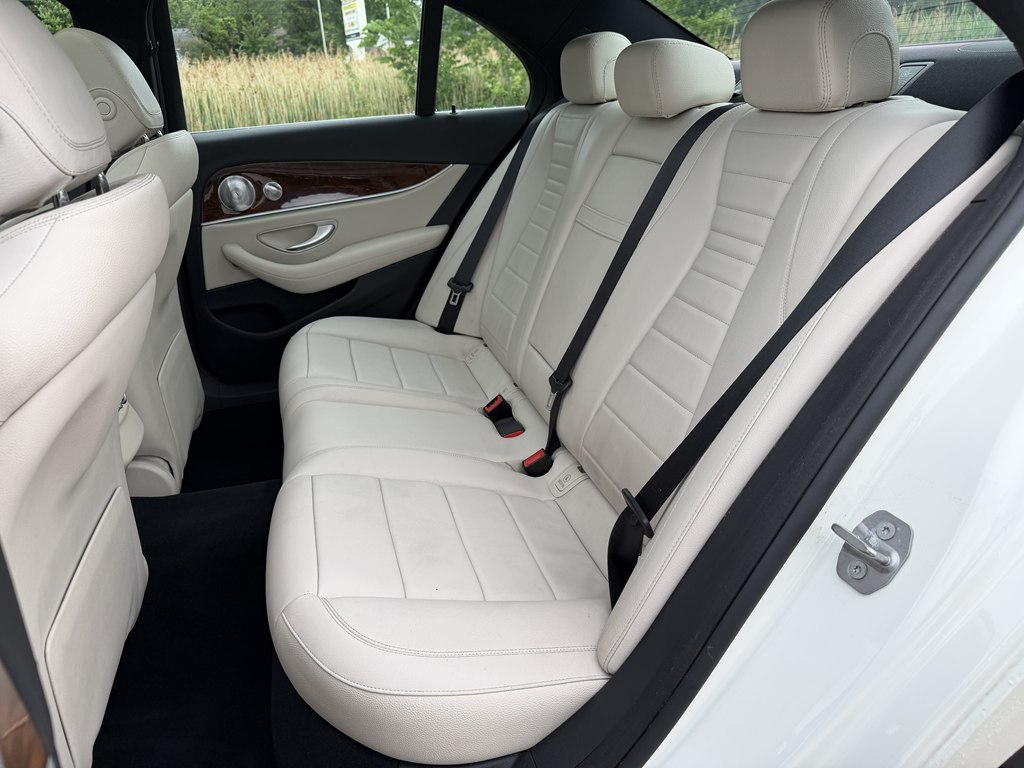 Photo 39 of this MERCEDES-BENZ E-CLASS