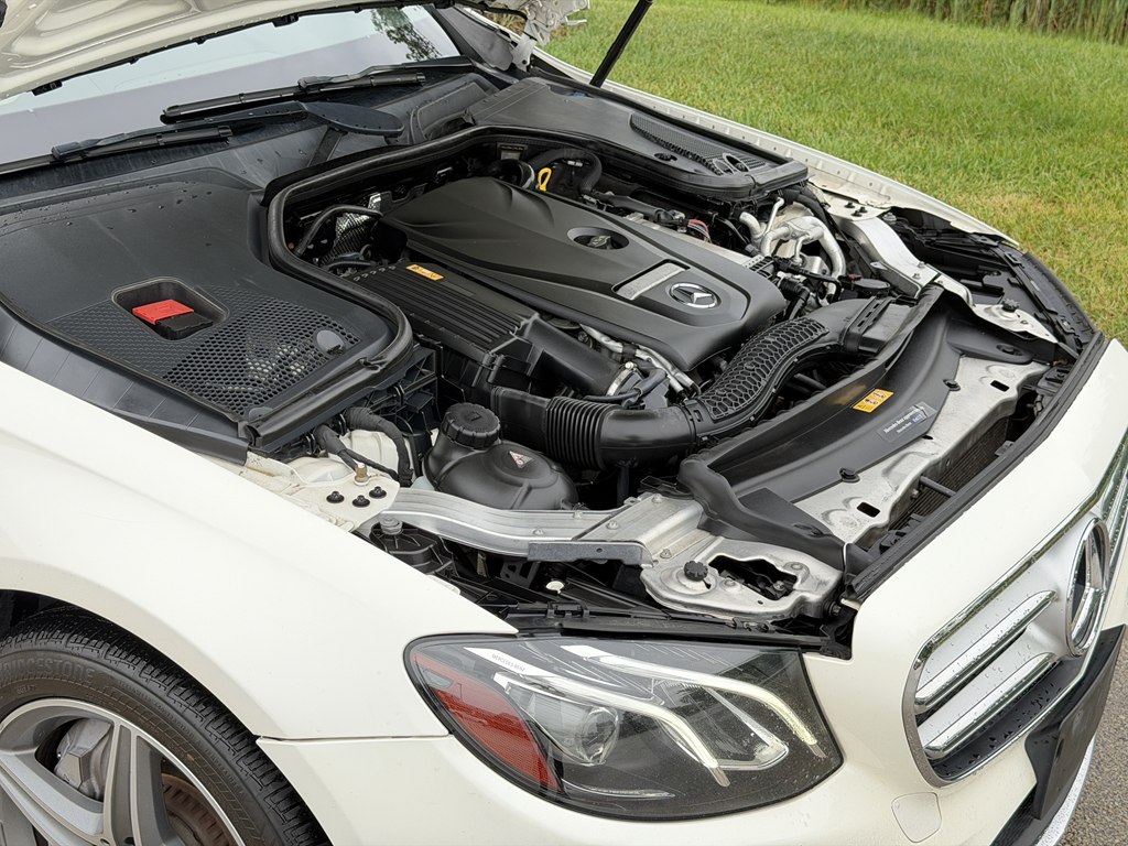 Photo 19 of this MERCEDES-BENZ E-CLASS
