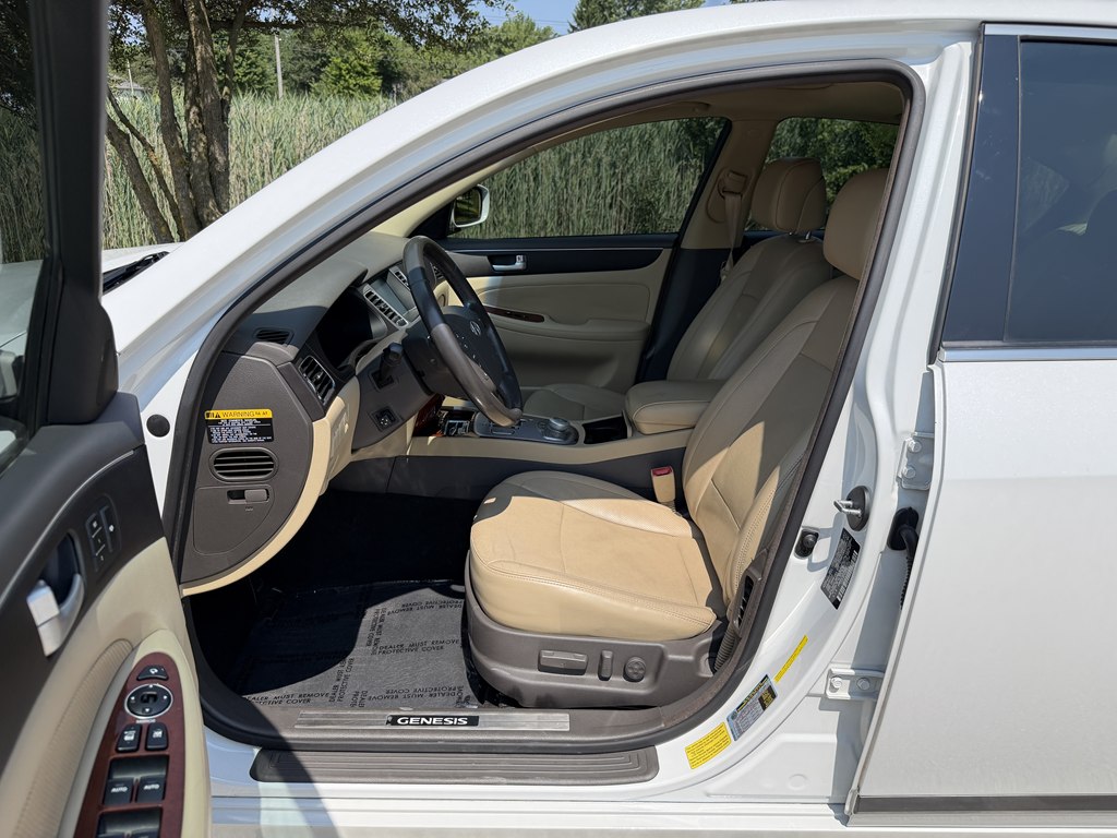 Photo 30 of this HYUNDAI GENESIS