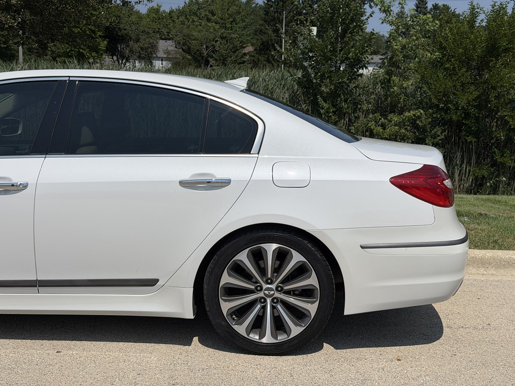 Photo 10 of this HYUNDAI GENESIS