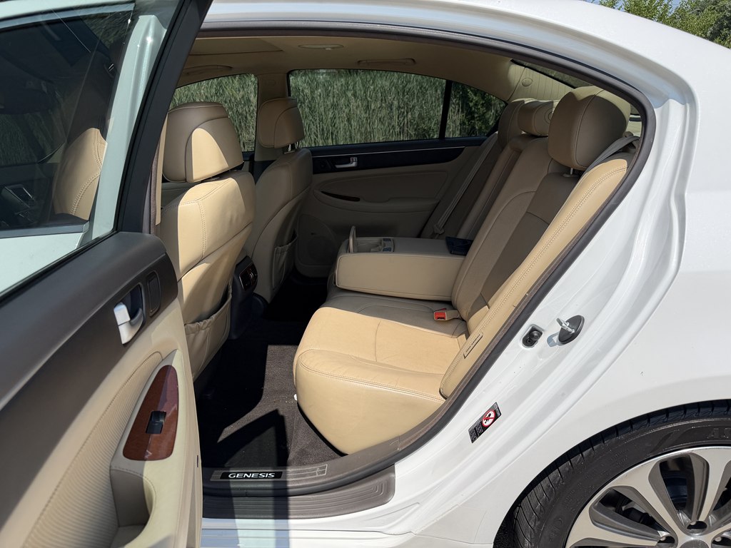 Photo 36 of this HYUNDAI GENESIS
