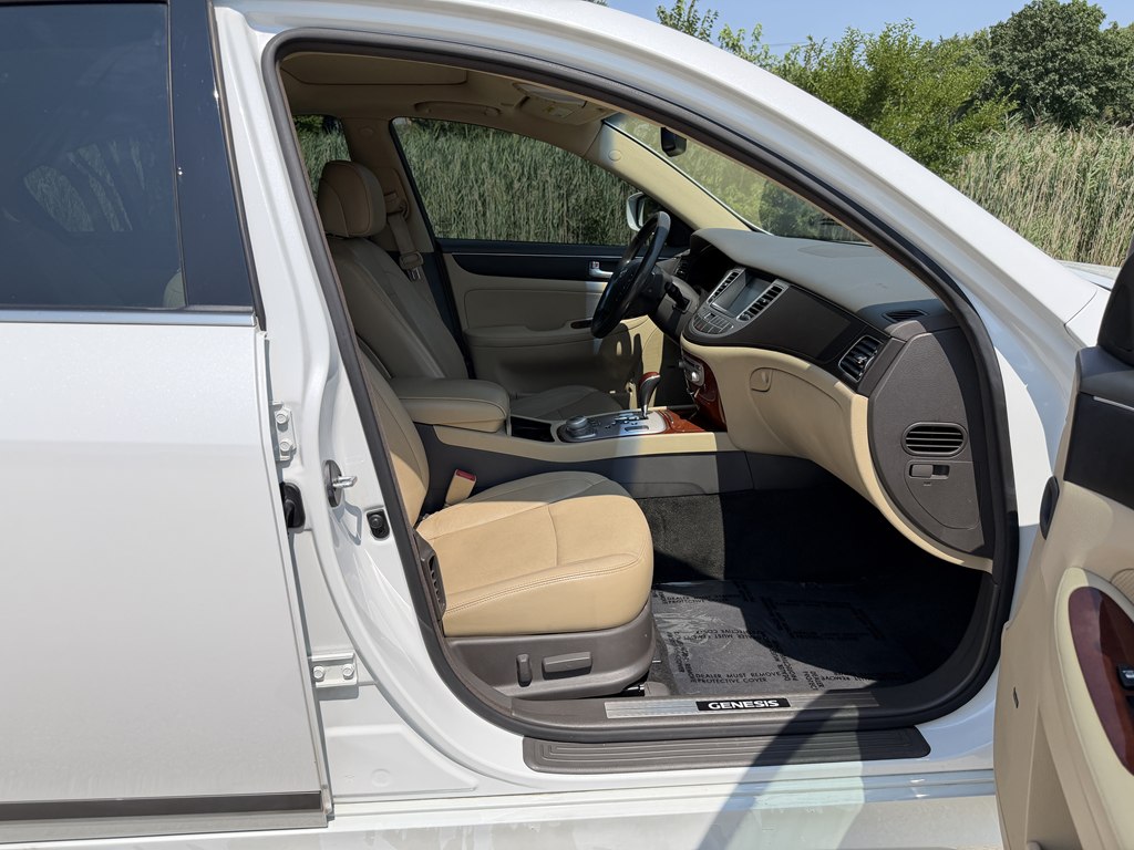 Photo 53 of this HYUNDAI GENESIS