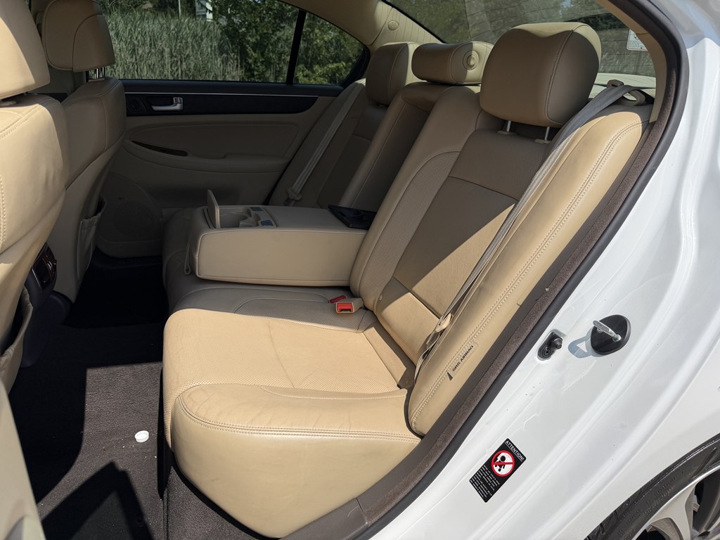 Photo 37 of this HYUNDAI GENESIS