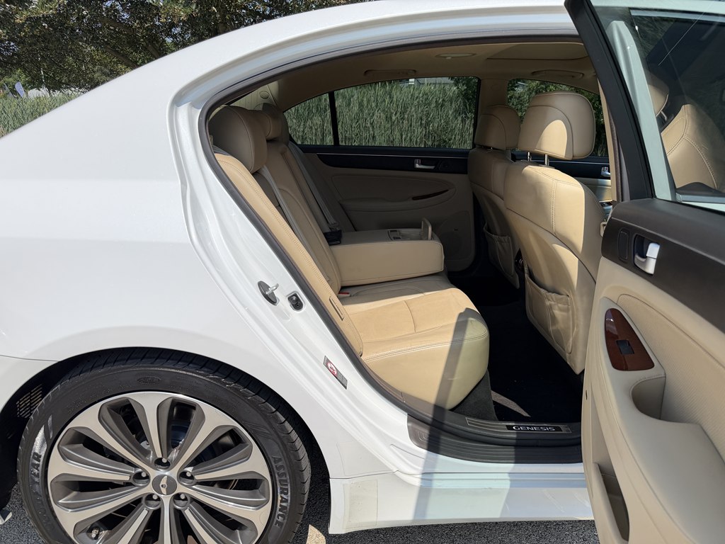 Photo 52 of this HYUNDAI GENESIS