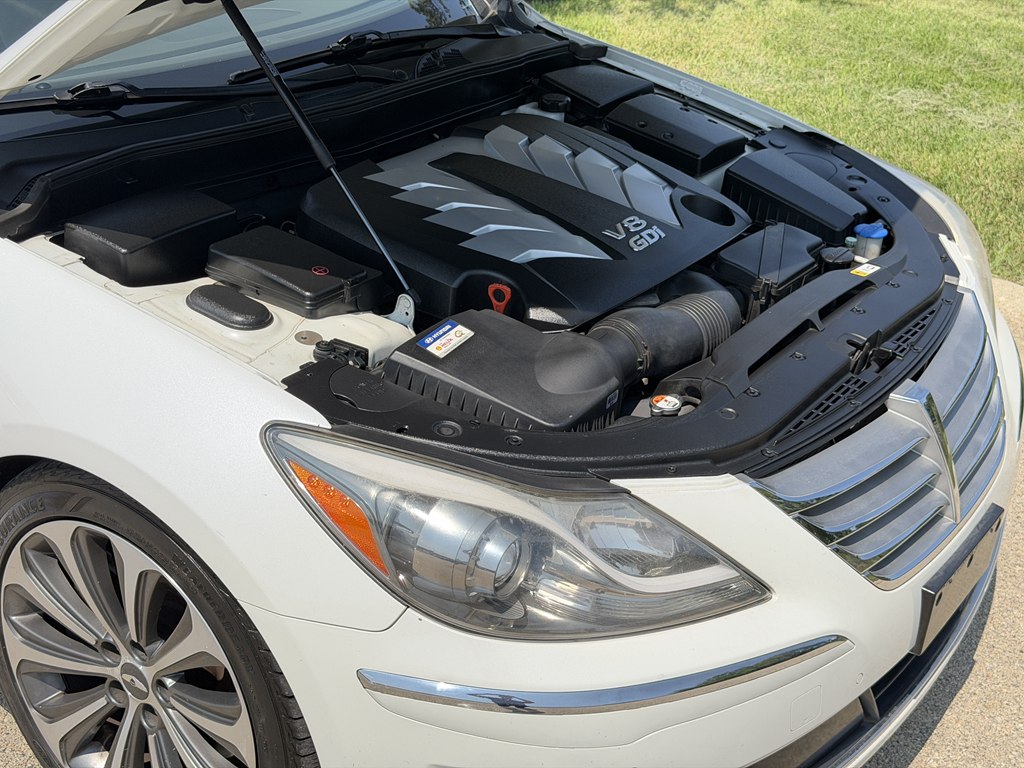 Photo 20 of this HYUNDAI GENESIS