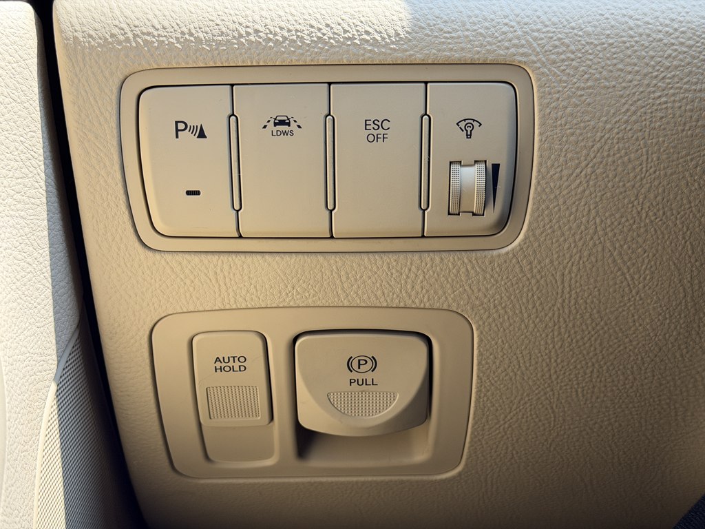 Photo 47 of this HYUNDAI GENESIS