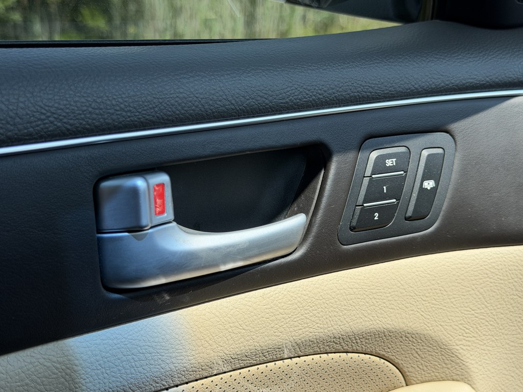 Photo 46 of this HYUNDAI GENESIS