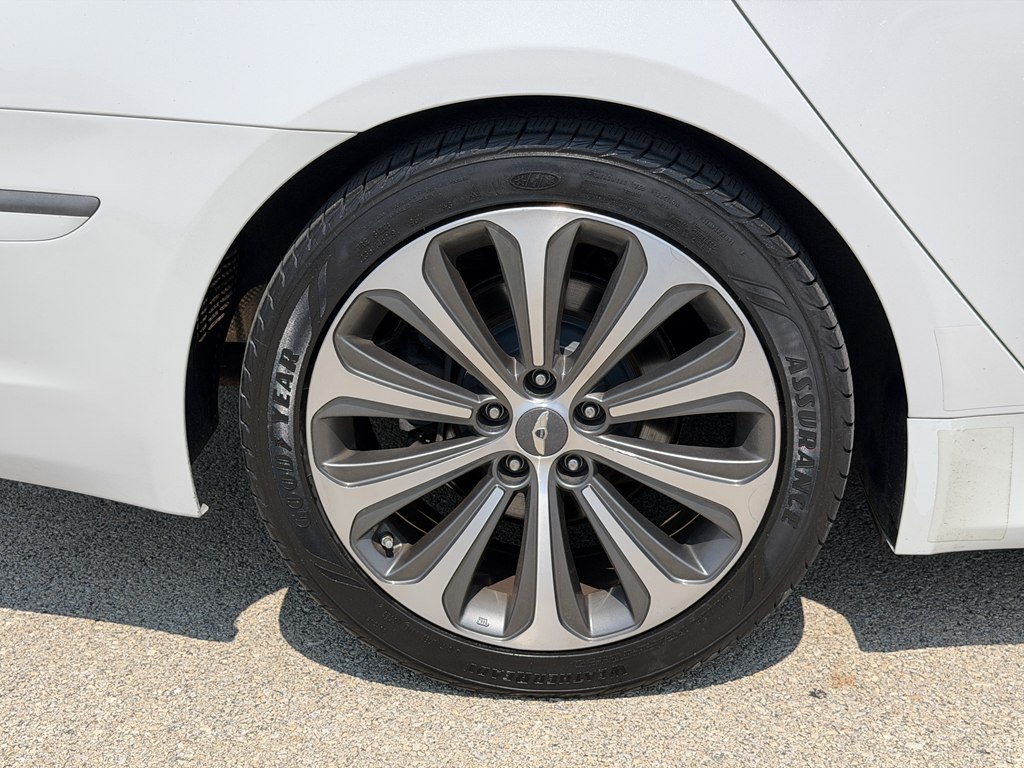 Photo 14 of this HYUNDAI GENESIS