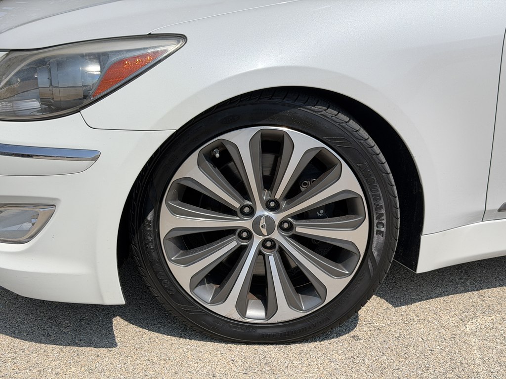 Photo 13 of this HYUNDAI GENESIS